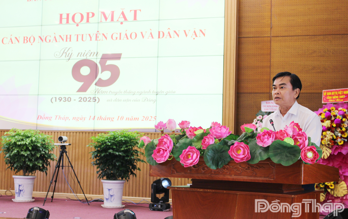 Đồng chí Đoàn Văn Phương, Tỉnh ủy viên, Phó Trưởng Ban Thường trực Ban Tuyên giáo và Dân vận Tỉnh ủy phát biểu ôn lại truyền thống ngành Tuyên giáo và Dân vận của Đảng.