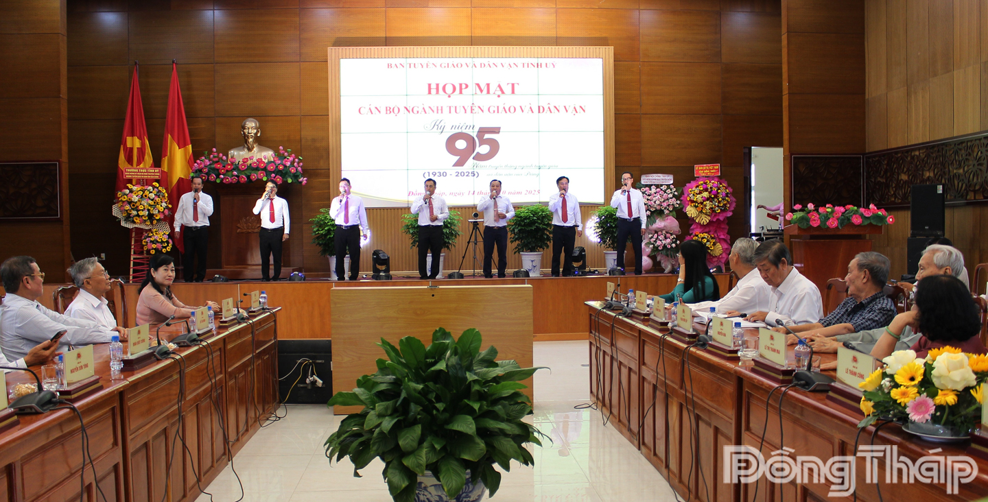 Văn nghệ chào mừng buổi họp mặt.