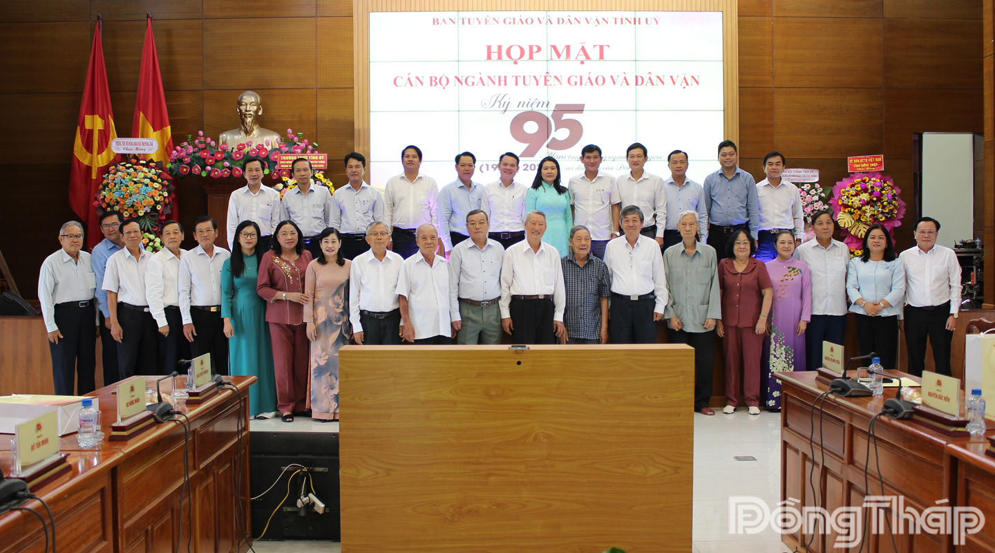  Đại biểu chụp ảnh lưu niệm.