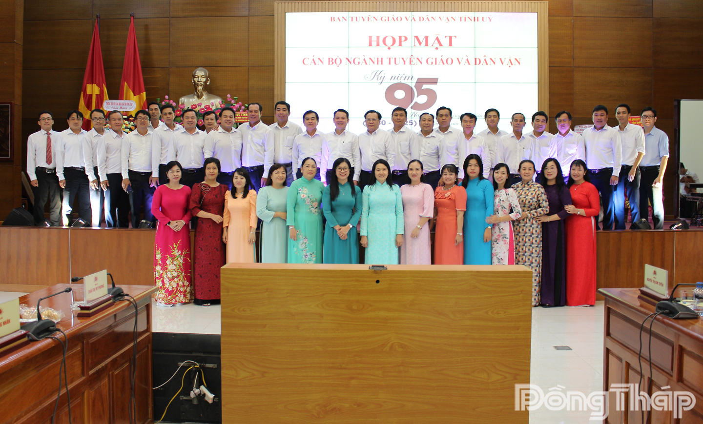  Đại biểu chụp ảnh lưu niệm.