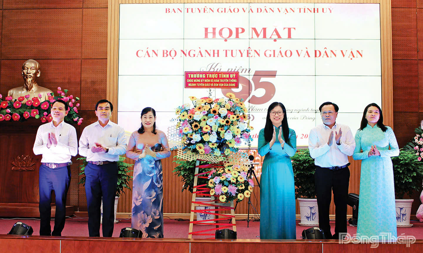 Đồng chí Châu Thị Mỹ Phương, Phó Bí thư Tỉnh ủy, Chủ tịch Hội đồng nhân dân tỉnh Đồng Tháp (thứ 3 từ trái sang) thay mặt Thường trực Tỉnh ủy tặng hoa chúc mừng đến lãnh đạo Ban Tuyên giáo và Dân vận Tỉnh ủy.