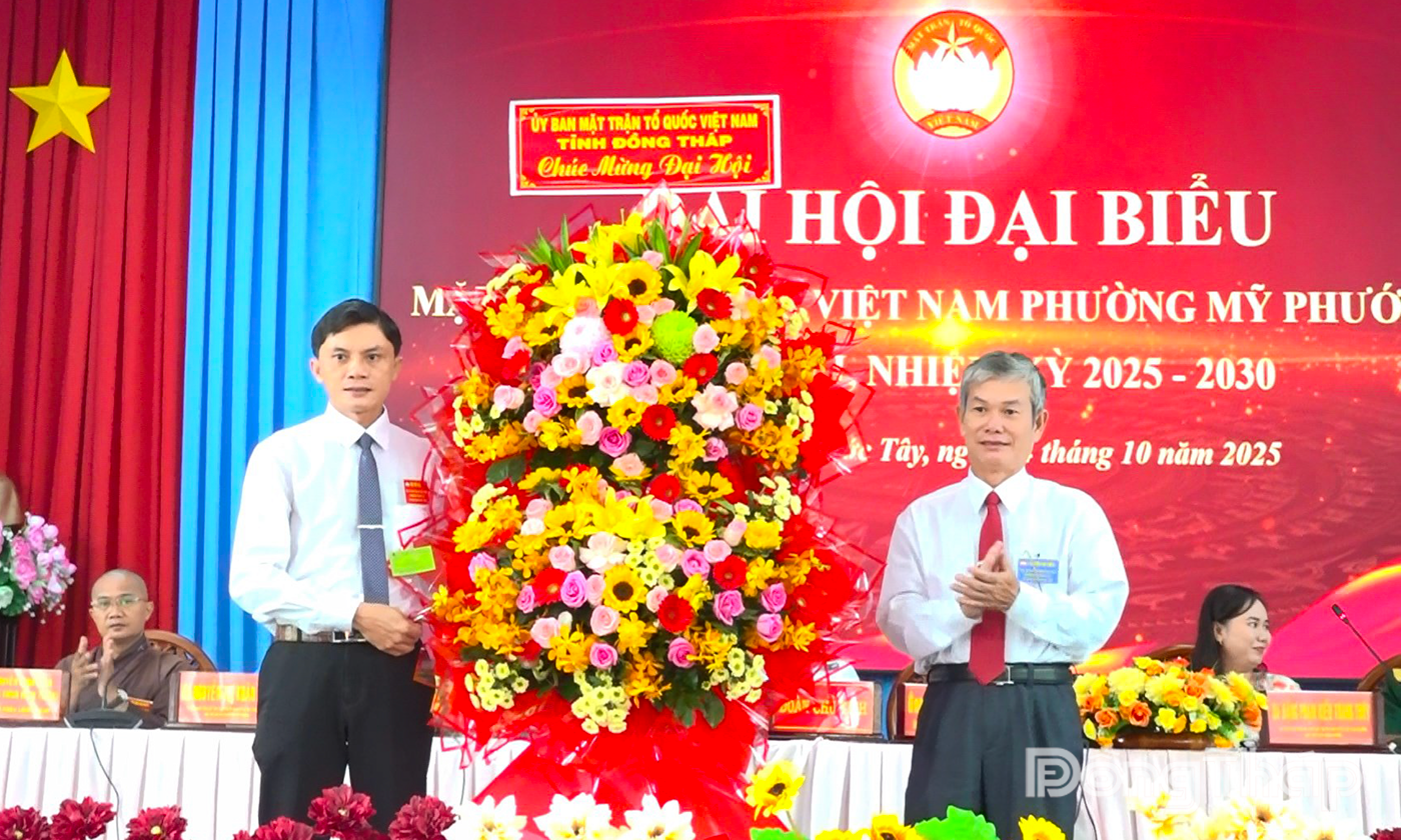 Đồng chí Đinh Văn Dũng, Ủy viên Ban Thường vụ Tỉnh ủy, Phó Chủ tịch Thường trực Ủy ban MTTQ Việt Nam tỉnh tặng lẵng hoa chúc mừng Đại hội.