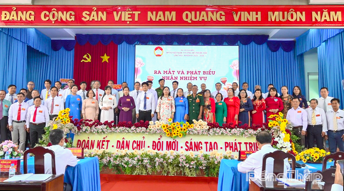 Đại biểu chụp ảnh cùng Ủy viên Ủy ban MTTQ Việt Nam phường Mỹ Phước Tây nhiệm kỳ 2025 - 2030.