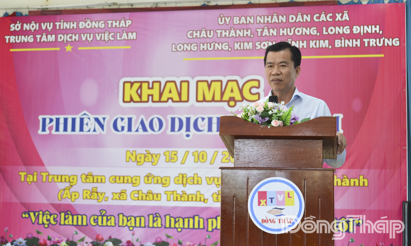 Ông Nguyễn Phú Hiếu, Giám đốc Trung tâm Dịch vụ việc làm Đồng Tháp phát biểu tại phiên giao dịch.