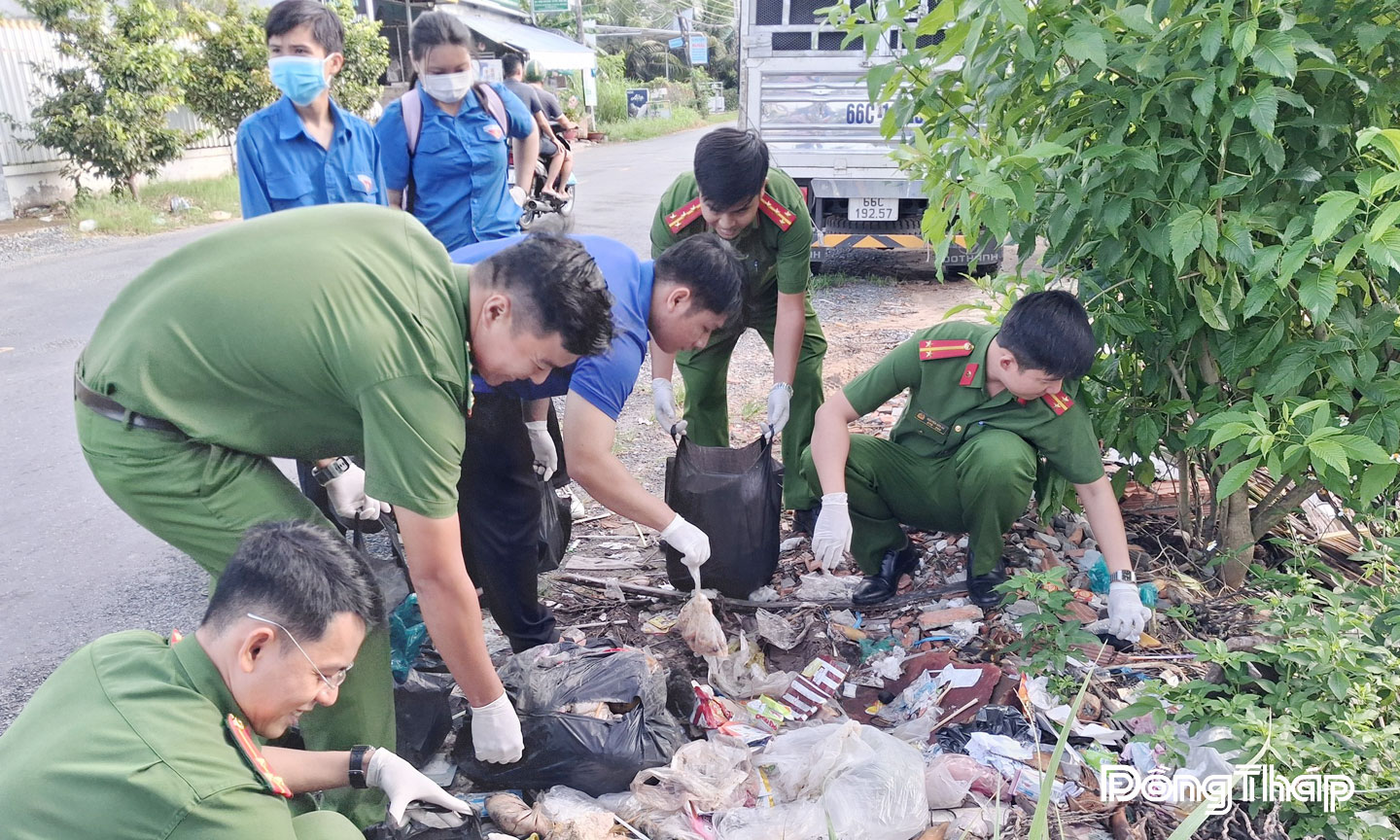 Đoàn Thanh niên phường Mỹ Phong thu gom rác thải nhựa, làm sạch môi trường.
