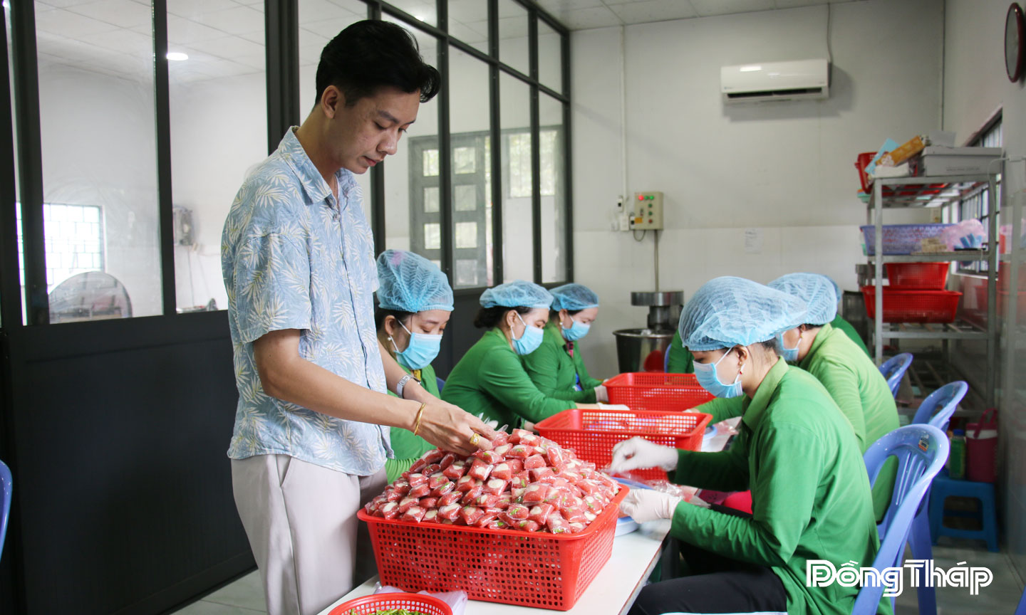 Anh Huỳnh Ngọc Hậu (bìa trái) luôn chú trọng từng khâu sản xuất nhằm mang sản phẩm tốt nhất đến với người tiêu dùng. 