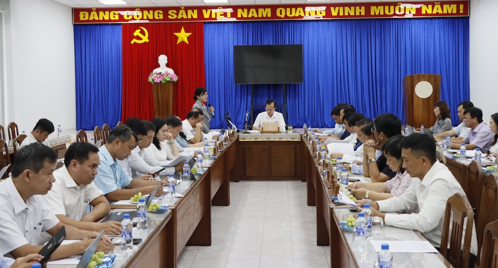 Giám đốc Sở Tài chính báo cáo kết quả hoạt động.