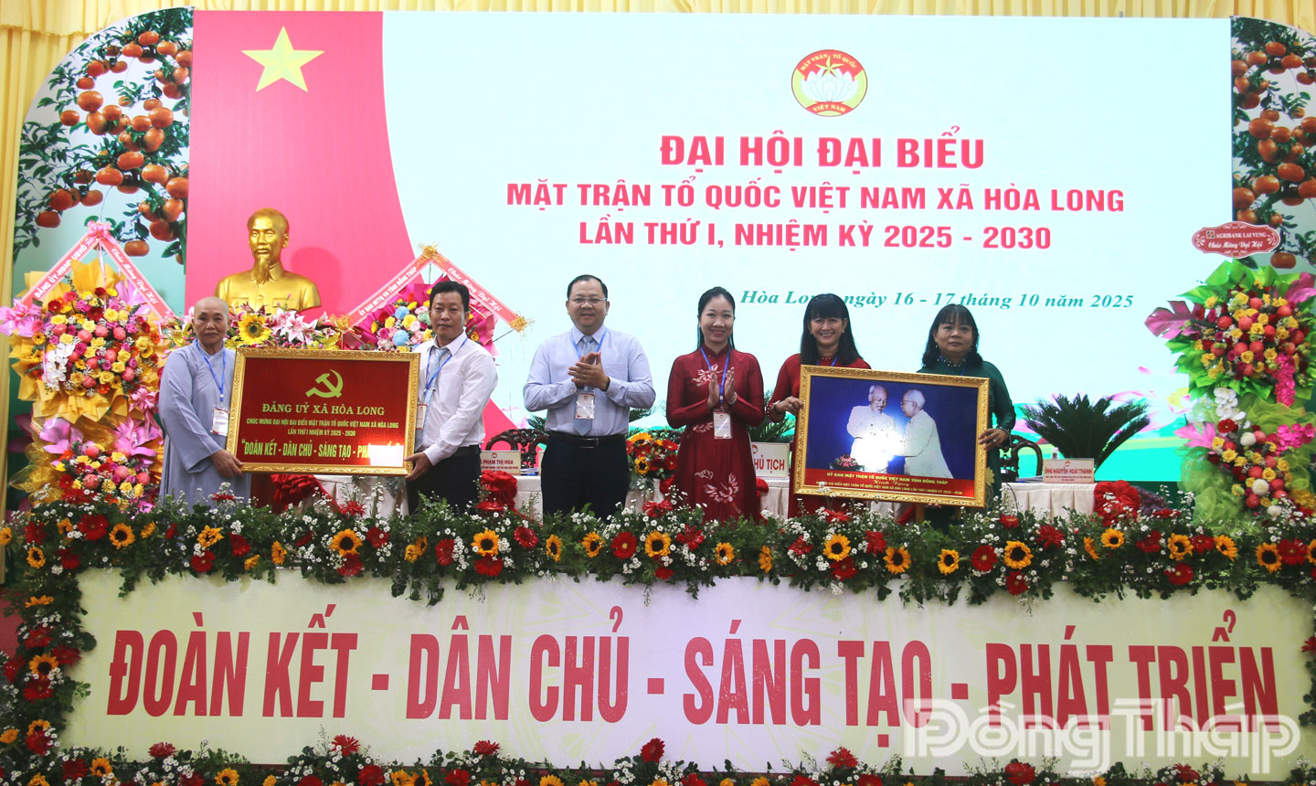 Đại diện lãnh đạo Ủy ban MTTQ Việt Nam tỉnh Đồng Tháp và lãnh đạo Đảng ủy xã Hòa Long tặng quà cho đại hội.