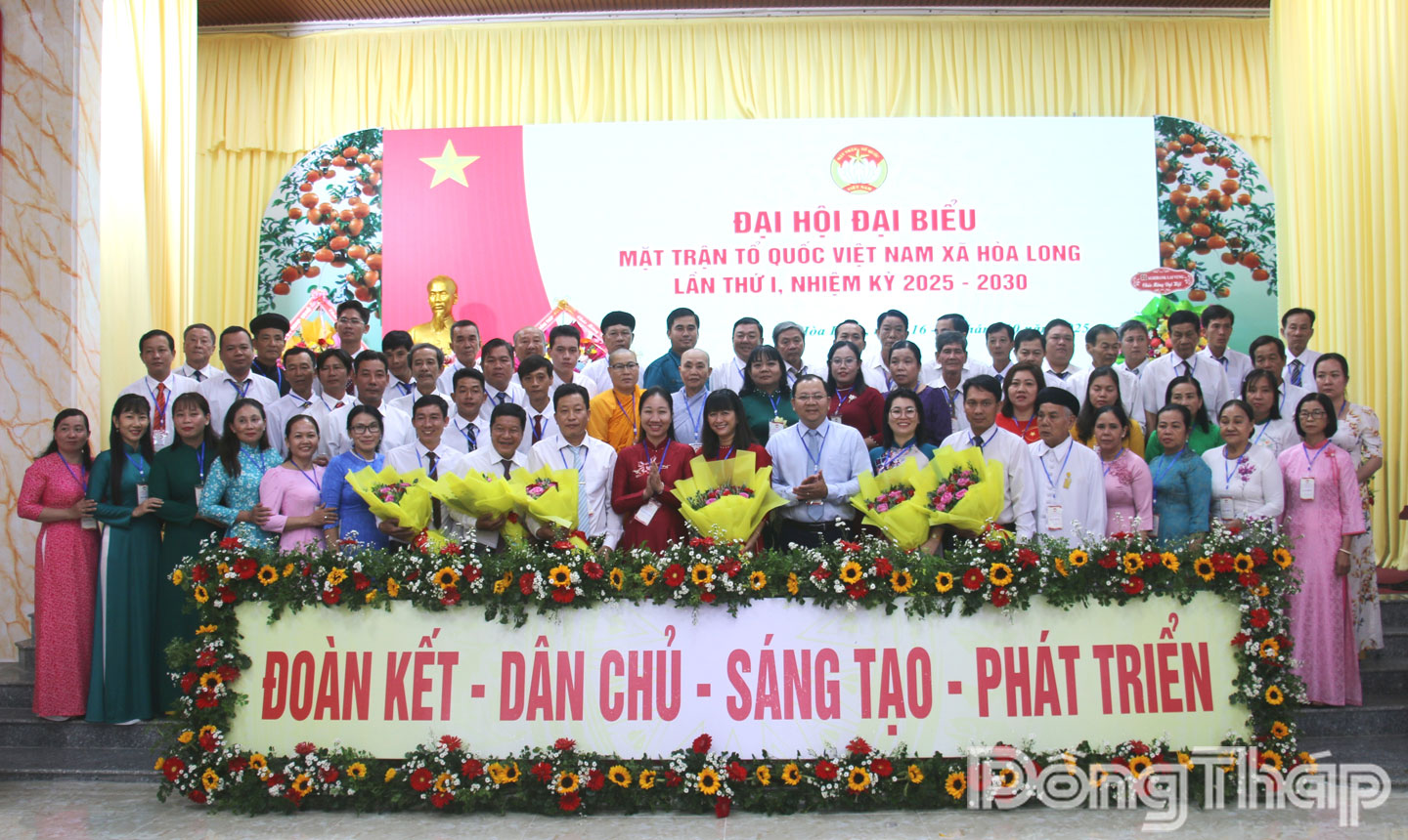 Lãnh đạo Ủy ban Mặt trận Tổ quốc Việt Nam tỉnh, địa phương chụp ảnh lưu niệm cùng các Ủy viên Ủy ban Mặt trận Tổ quốc Việt Nam xã Hòa Long nhiệm kỳ mới.