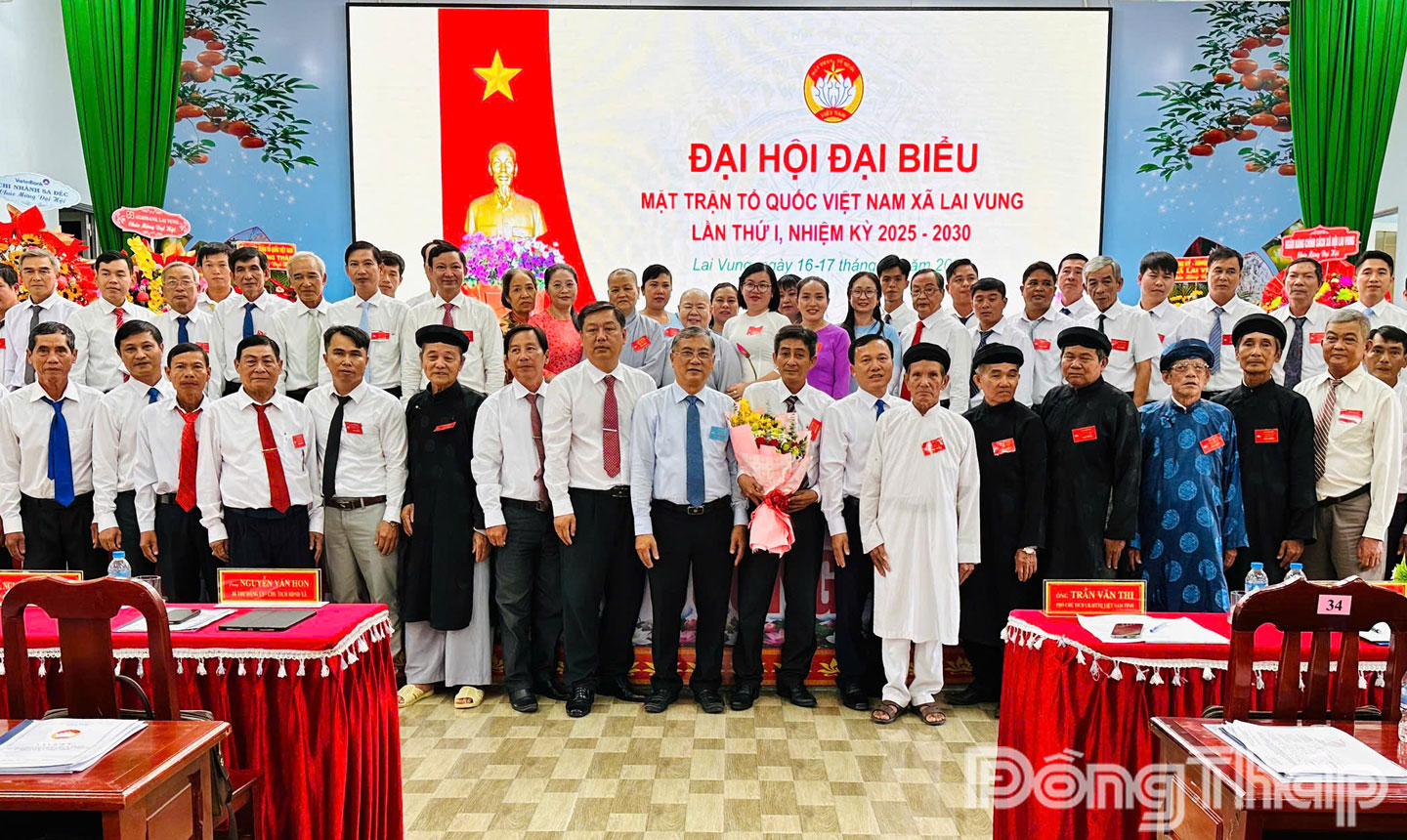 Lãnh đạo Ủy ban Mặt trận Tổ Quốc Việt Nam tỉnh Đồng Tháp và lãnh đạo Đảng ủy, UBND xã Vung tặng hoa chúc mừng đại hội.