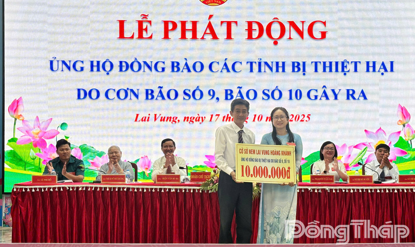 Dịp này, các đại biểu tham dự Đại hội cũng tham gia đóng góp ủng hộ đồng bào khắc phục thiệt hại do bão số 9 và số 10 gây ra.