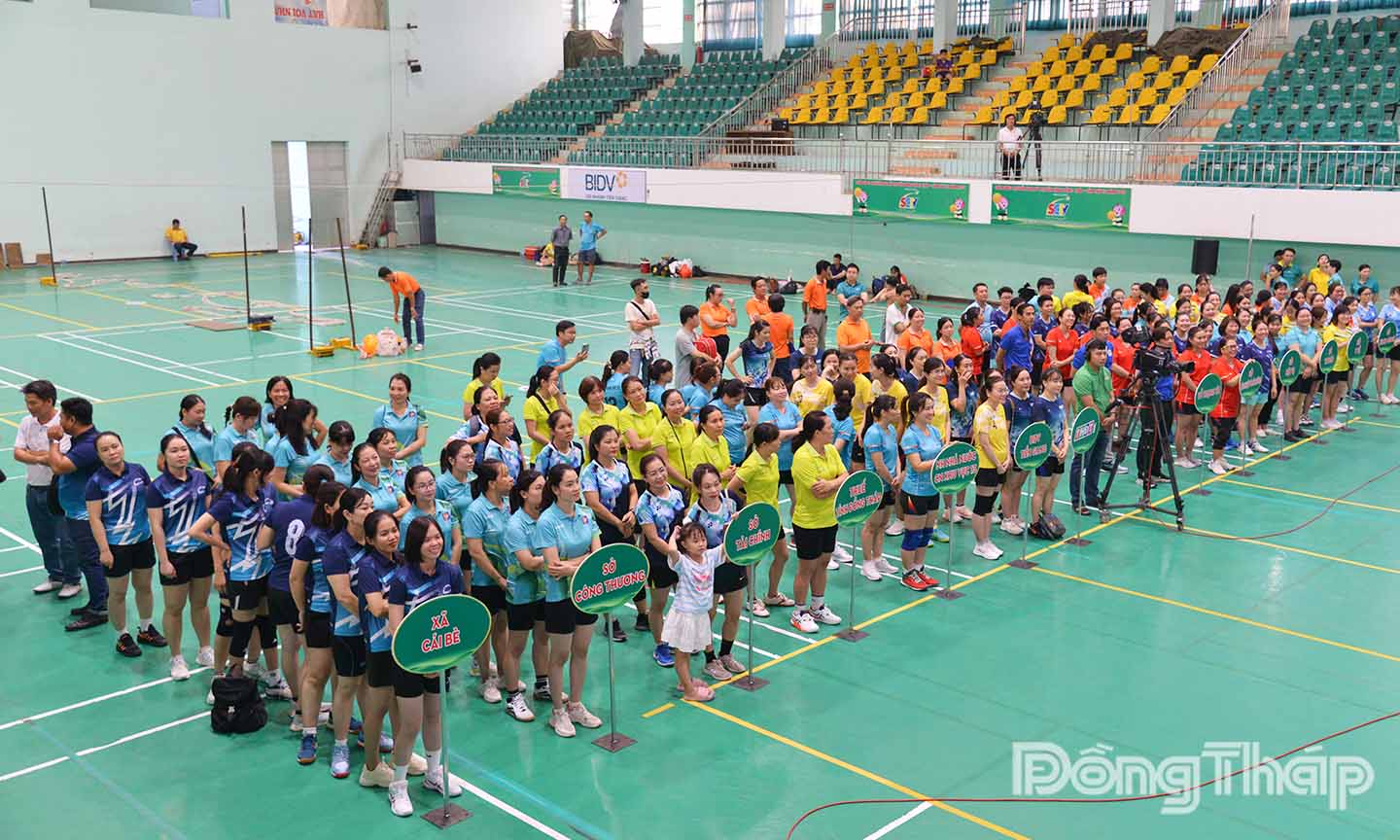 Các đội tham dự lễ khai mạc tại  Nhà thi đấu phường Đạo Thạnh.