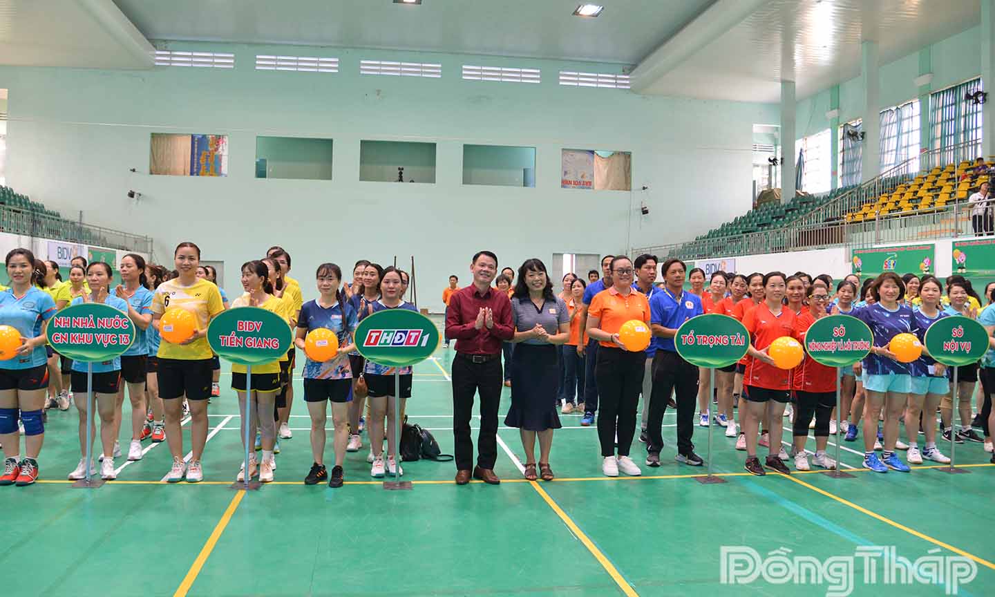 Ban Tổ chức trao bóng luân lưu cho các đội tham dự giải.