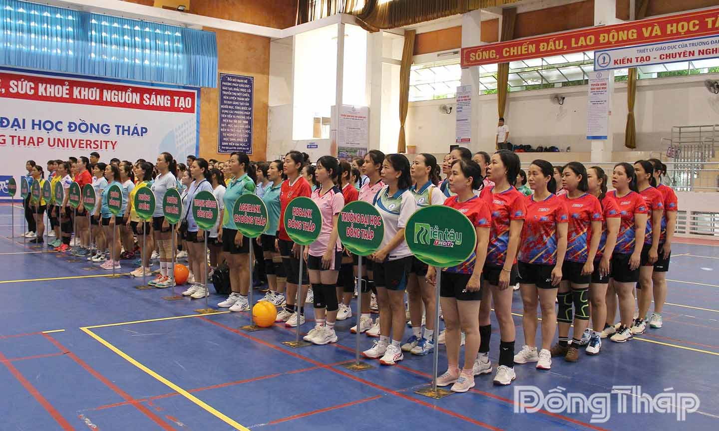 Các đội tham dự Lễ Khai mạc tại Nhà thi đấu Trường Đại học Đồng Tháp.