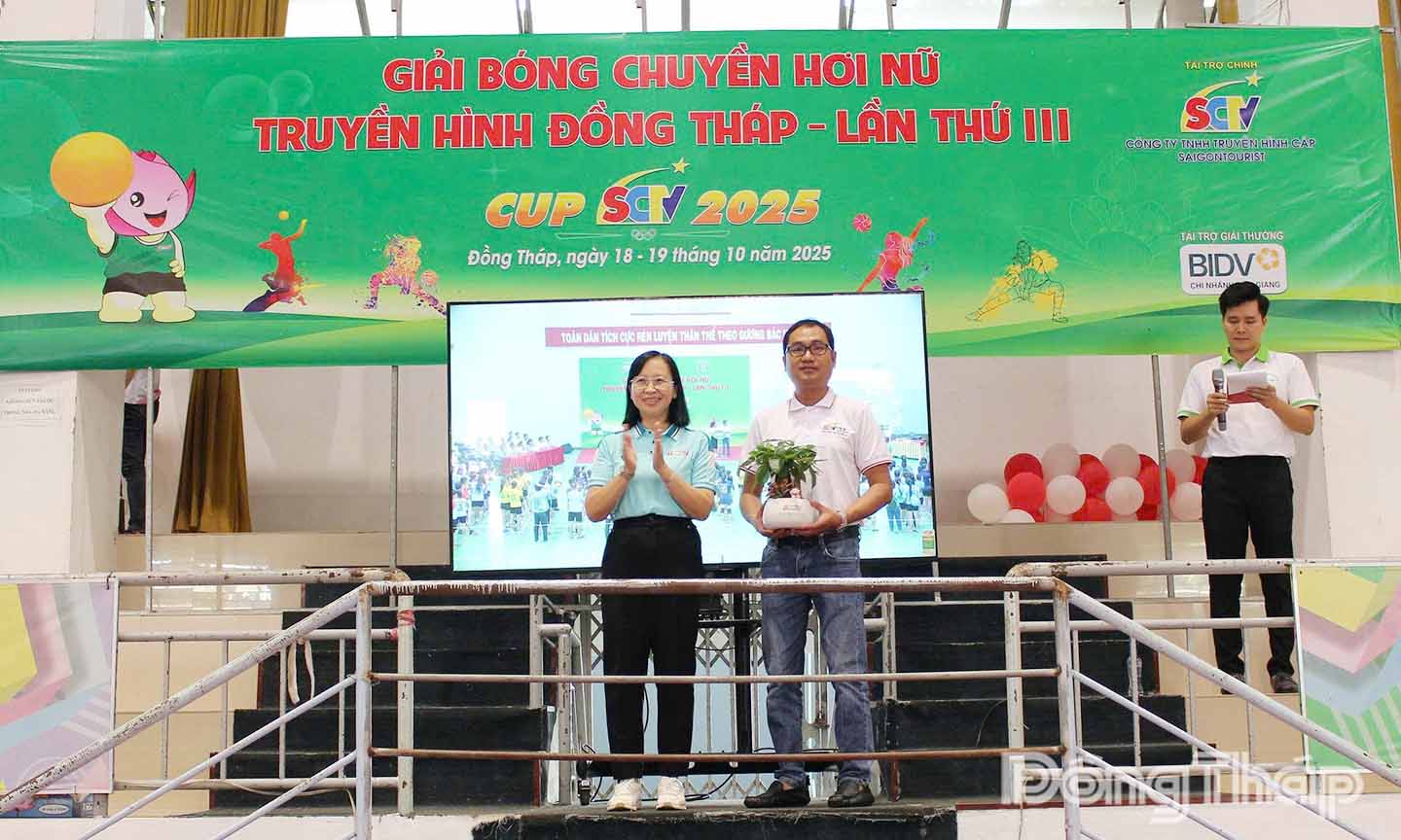 Lãnh đạo Báo và Phát thanh truyền hình Đồng Tháp tặng quà cảm ơn các đơn vị tài trợ.