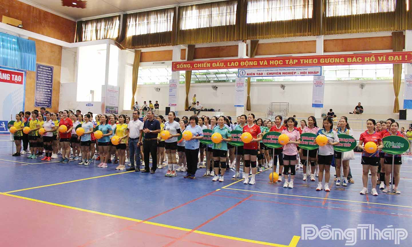 Ban Tổ chức tặng bóng luân lưu cho cac đội tham dự Lễ Khai mạc tại Nhà thi đấu Trường Đại học Đồng Tháp.