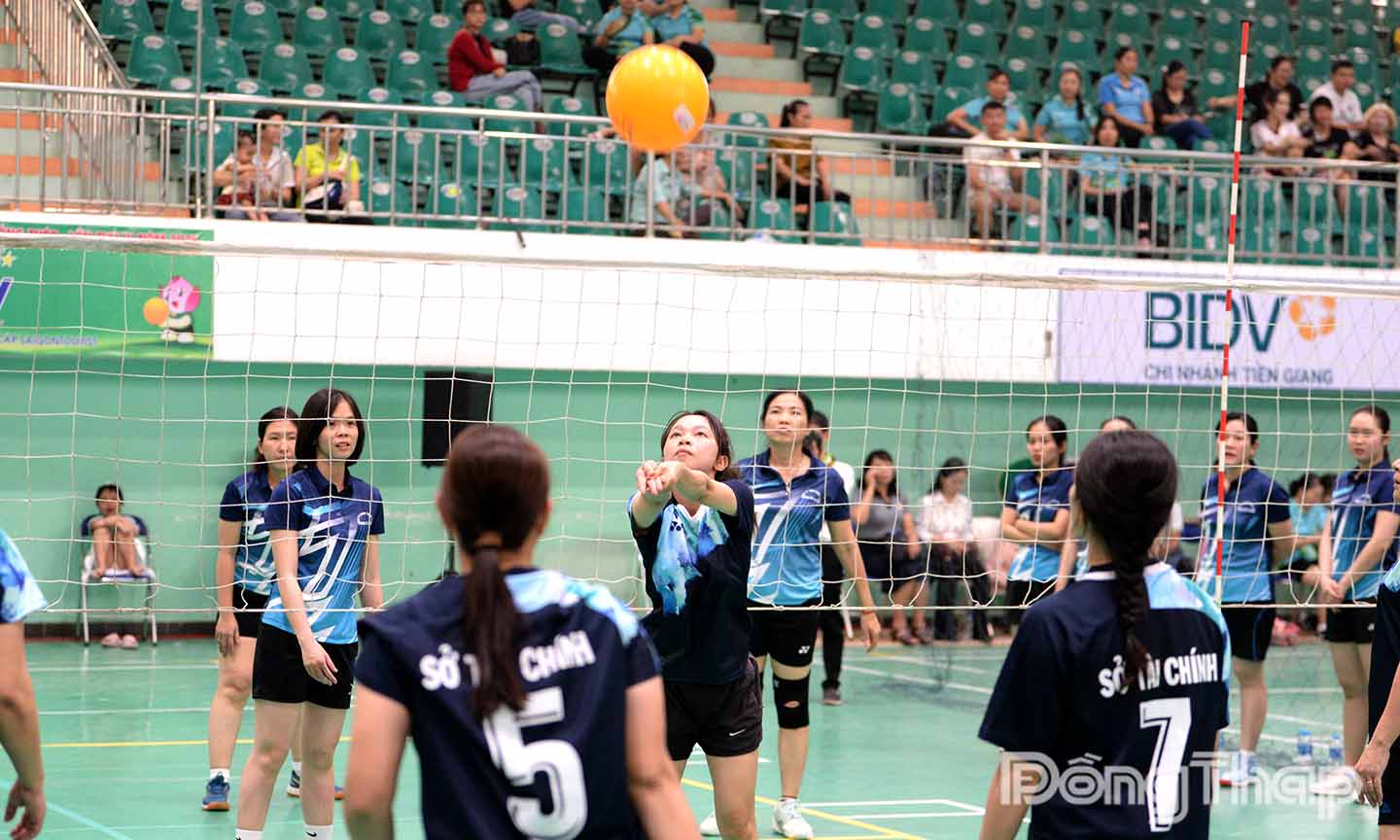 Các tình huống bóng diễn ra nhanh yêu cầu các VĐV phải tập trung cao độ.