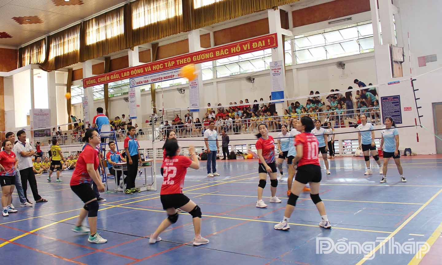 Bên cạnh điểm thi đấu ở Nhà thi đấu Phường Đạo Thạnh, các trận đấu của giải diễn ra tại Nhà thi đấu Trường Đại học Đồng Tháp cũng diễn ra rất sôi nổi và hấp dẫn.