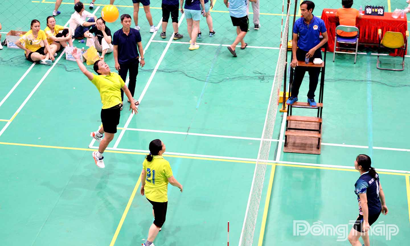 Nhiều VĐV cho thấy sự quyết tâm cao theo từng pha bóng.