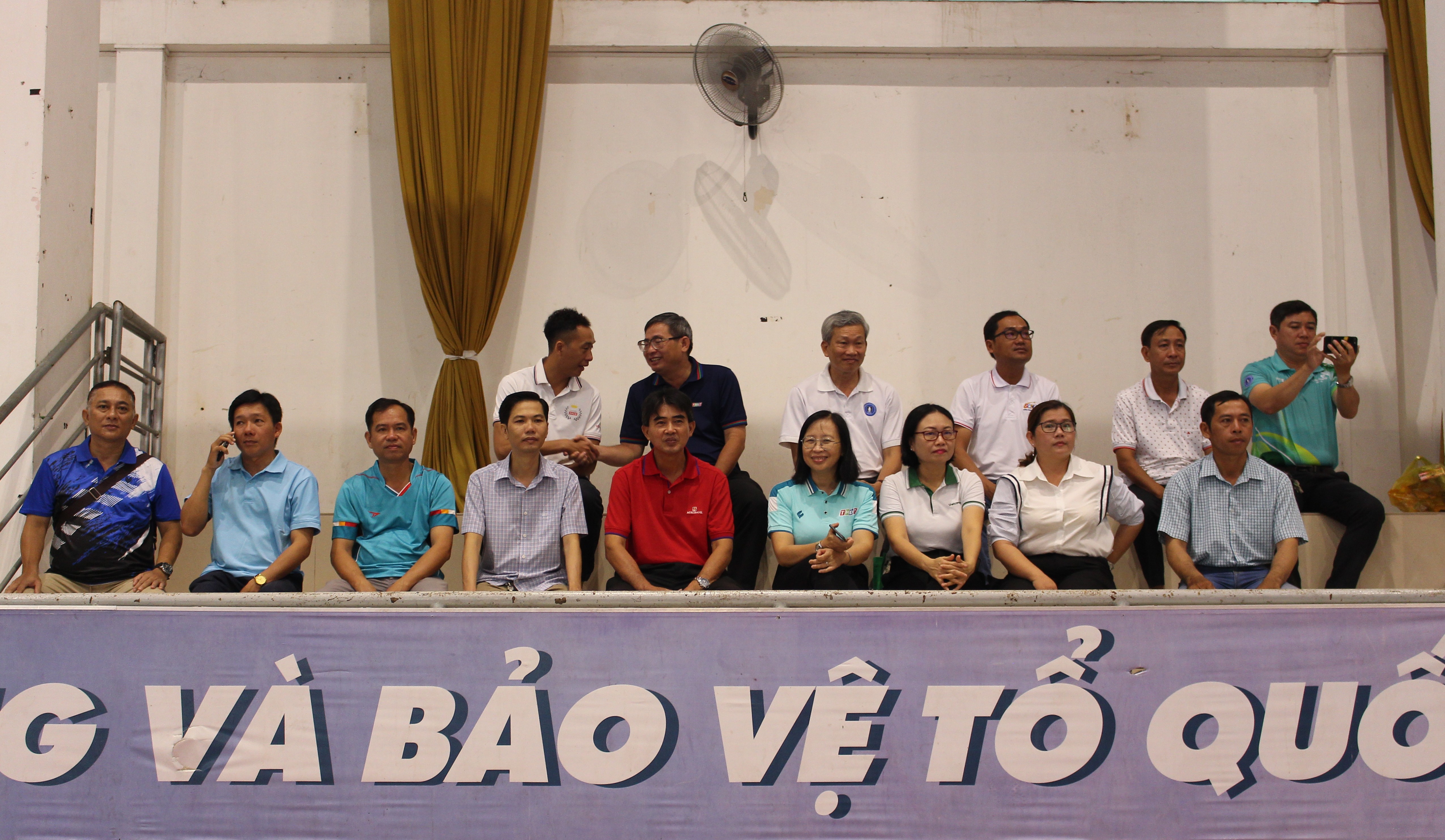 Đại biểu tham dự khai mạc tại điểm cầu Nhà thi đấu Trường Đại học Đồng Tháp.