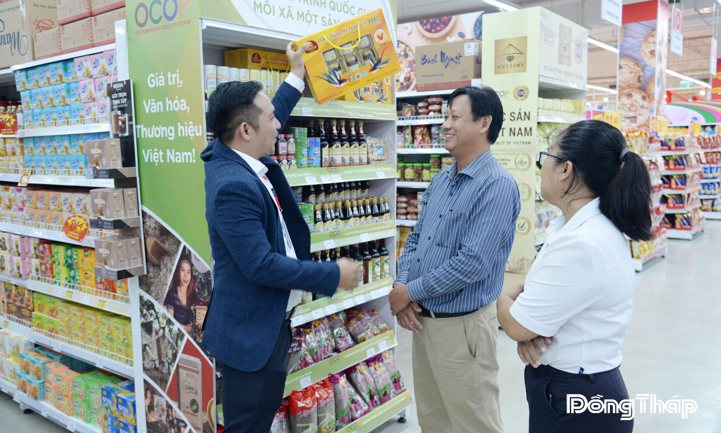 Lãnh đạo Ủy ban nhân dân phường Đạo Thạnh tìm hiểu hoạt động sản xuất, kinh doanh của các doanh nghiệp.