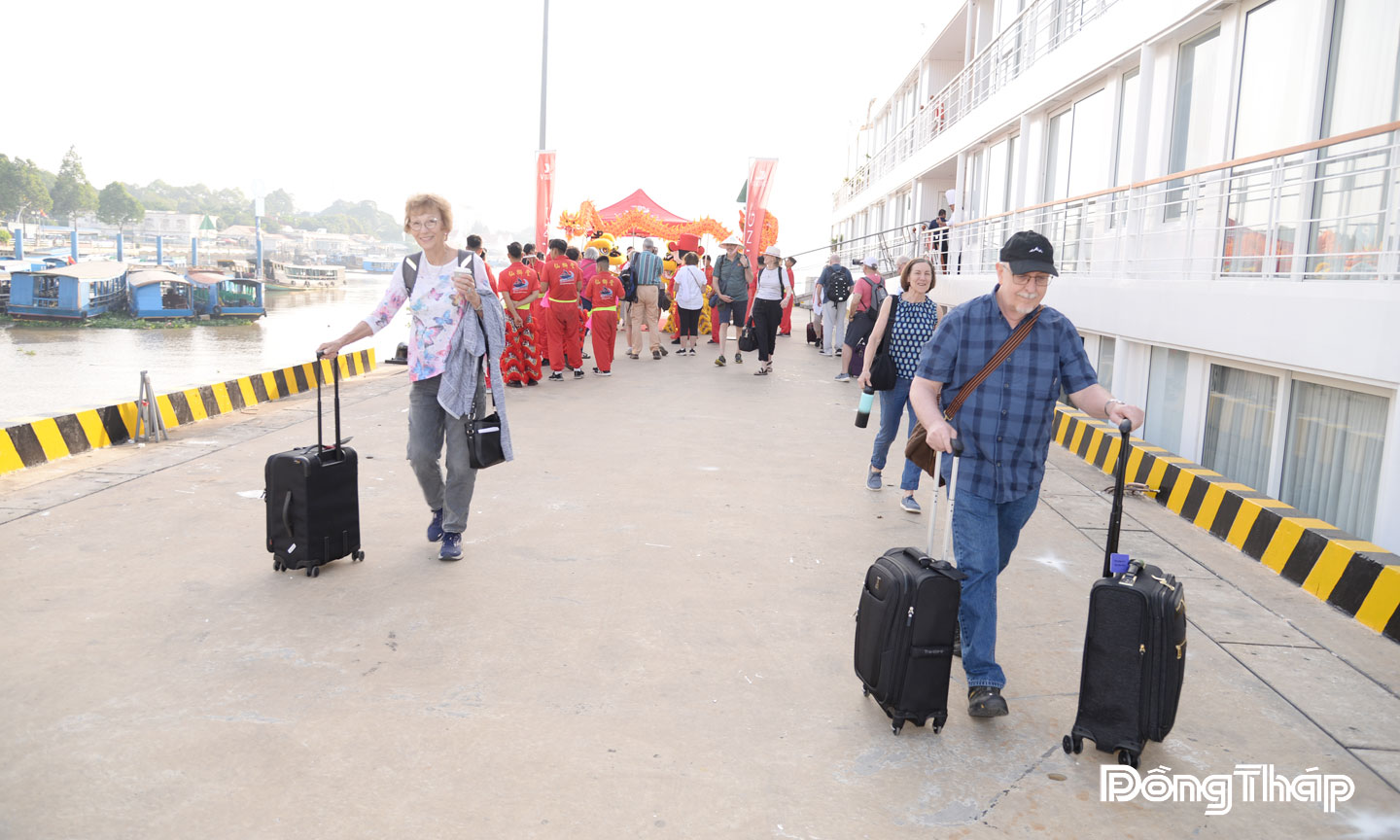 Khách du lịch quốc tế đến Cảng Du thuyền Mỹ Tho.