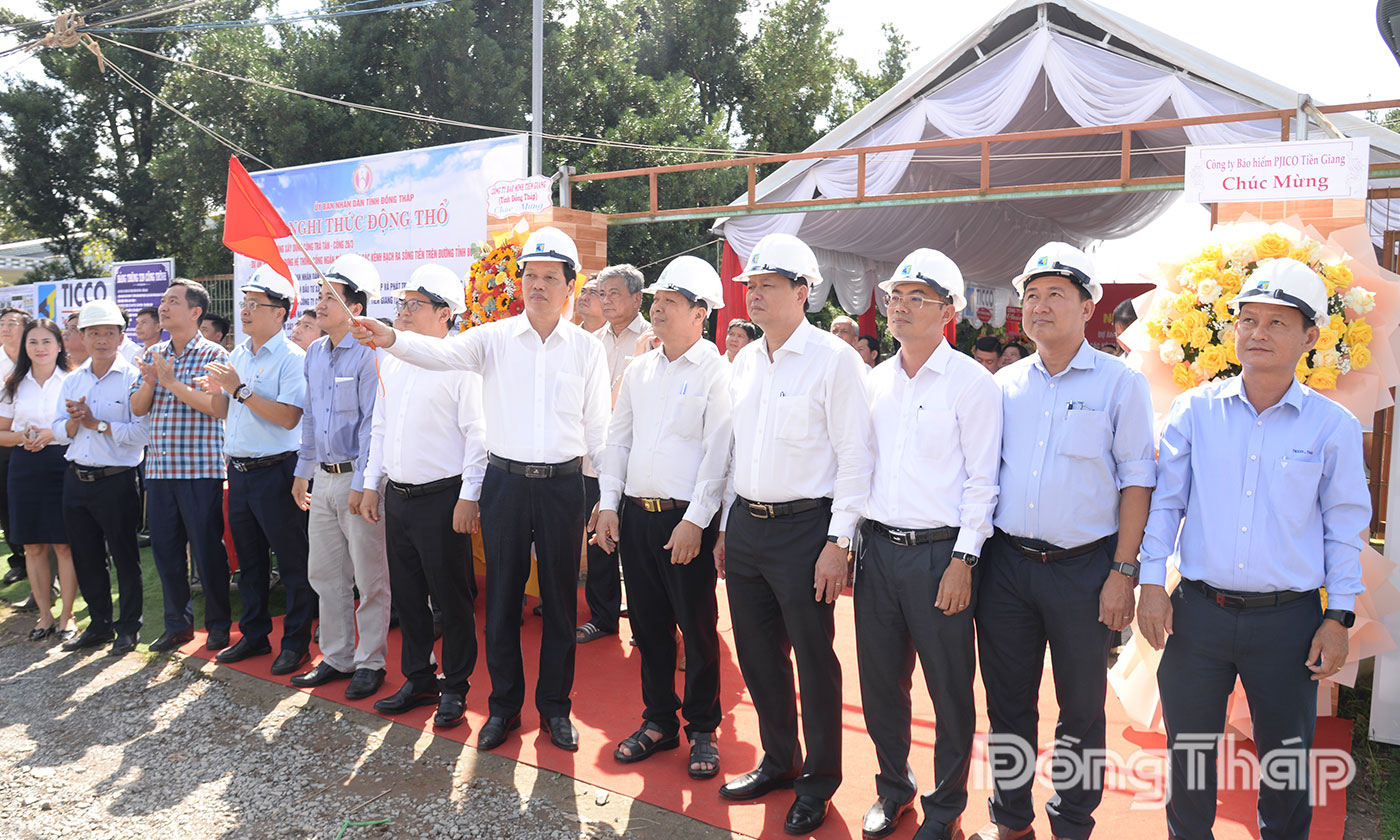 Đồng chí Nguyễn Thành Diệu phát lệnh thi công công trình.