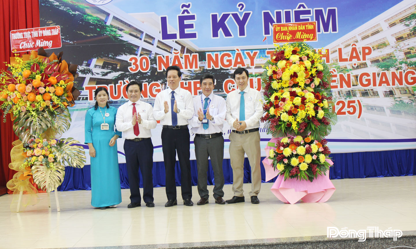 Lãnh đạo tỉnh tặng hoa, chúc mừng nhà trường nhân kỷ niệm 30 năm thành lập.