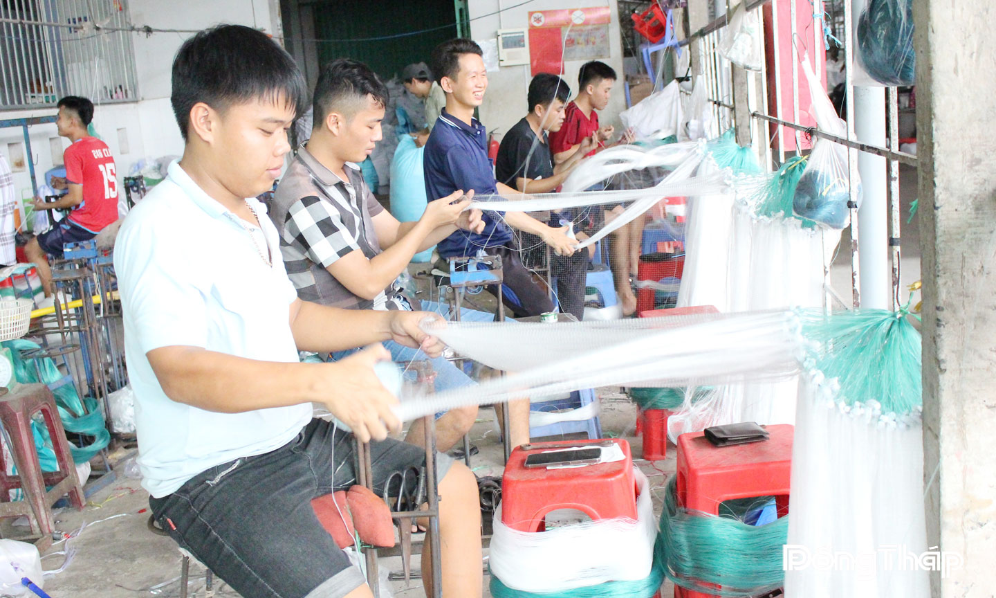 Sản xuất lưới đánh bắt thủy sản ở xã Tân Khánh Trung.