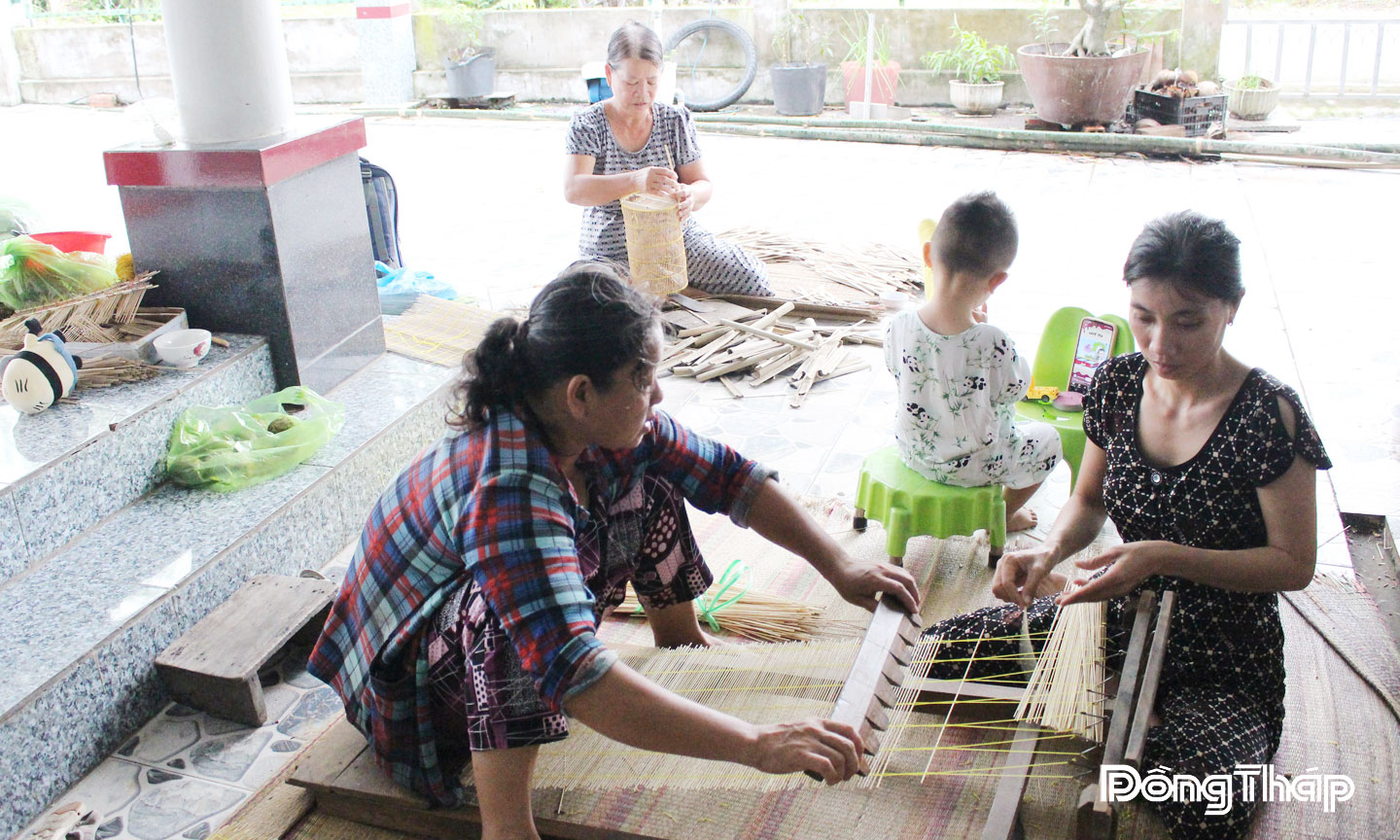 Làng nghề sản xuất lọp tép ở xã Hòa Long.