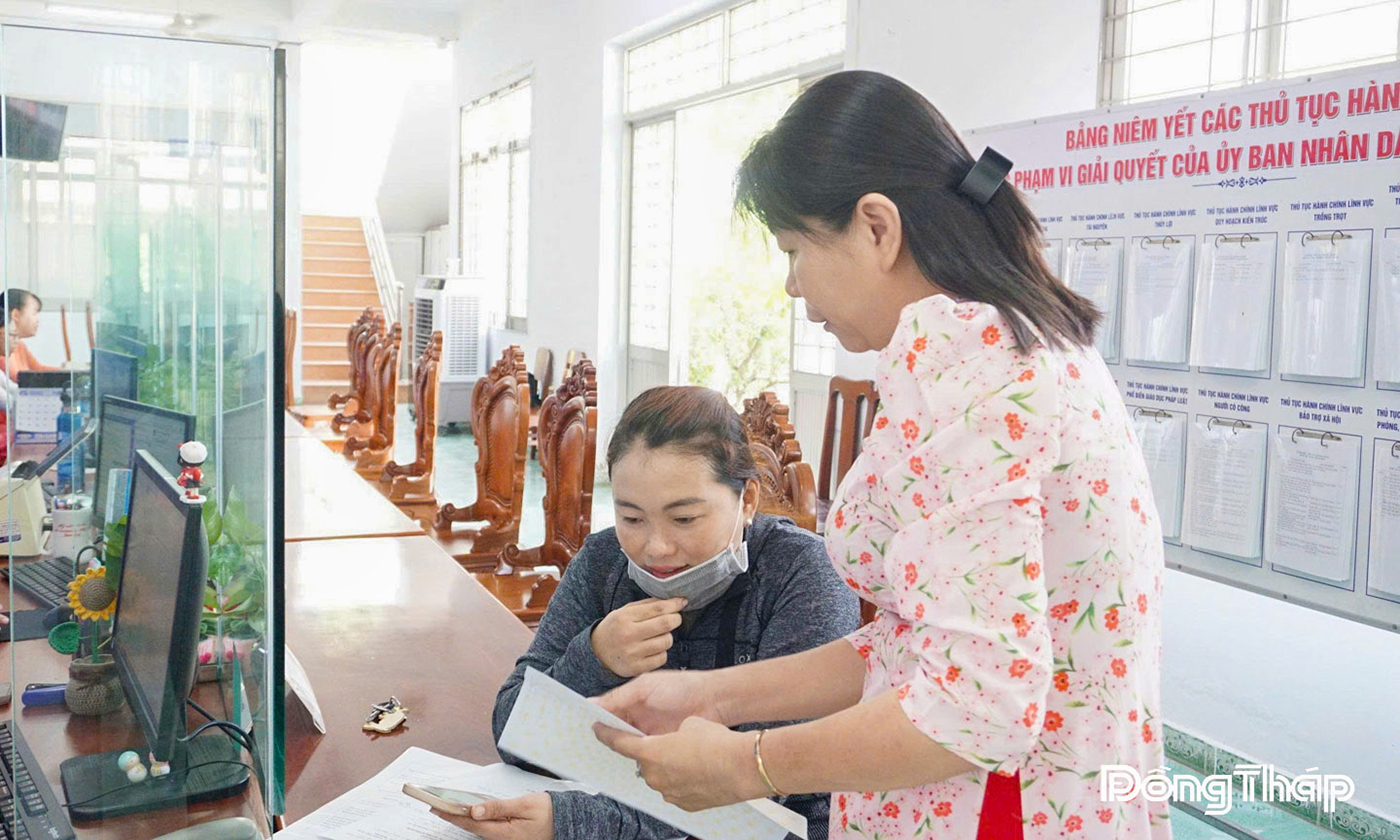 Người dân thực hiện thủ tục hành chính tại Trung tâm Phục vụ hành chính công phường Mỹ Phong. Ảnh: S. AN