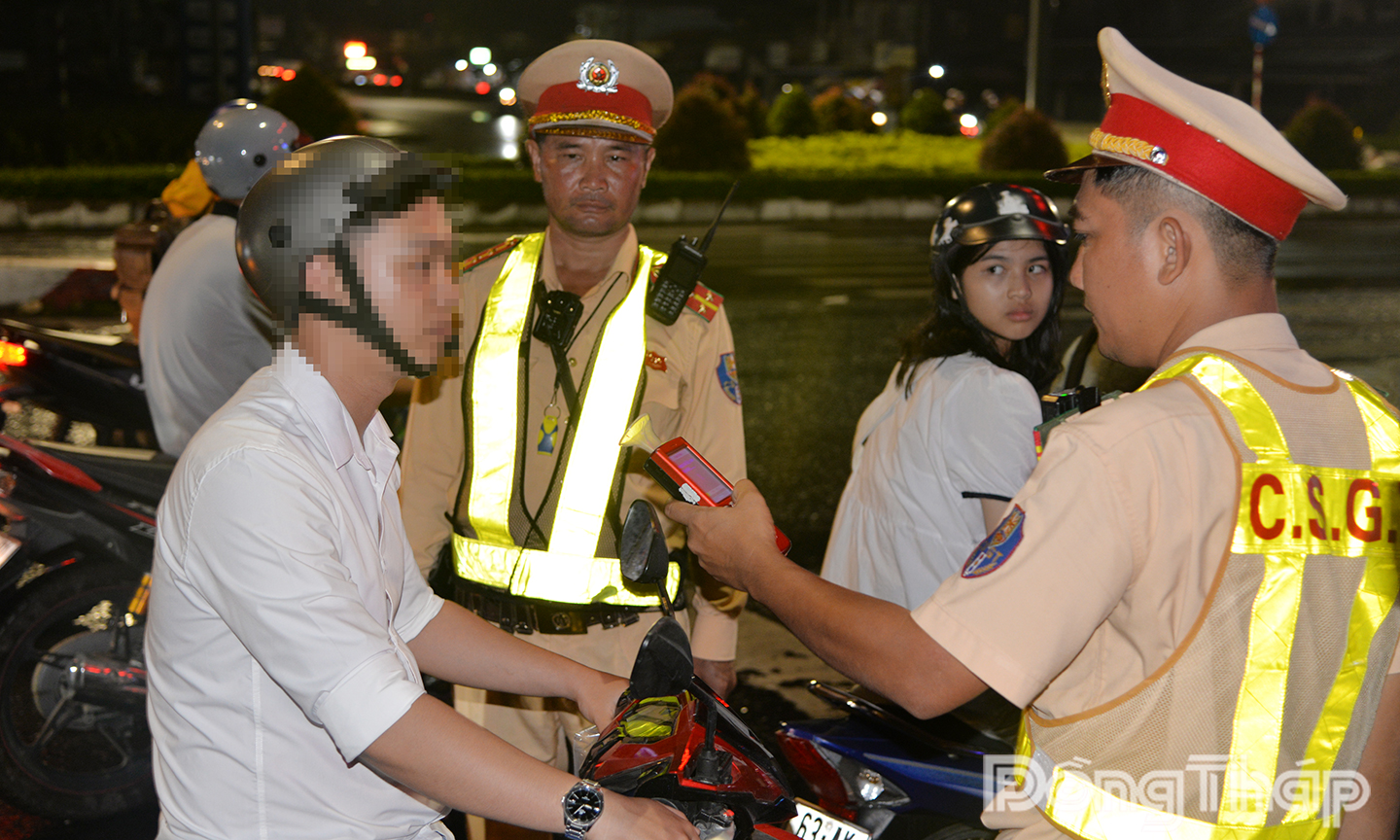Kiểm tra nồng độ cồn trên tuyến quốc lộ 1, đoạn ngã tư Lương Phú.