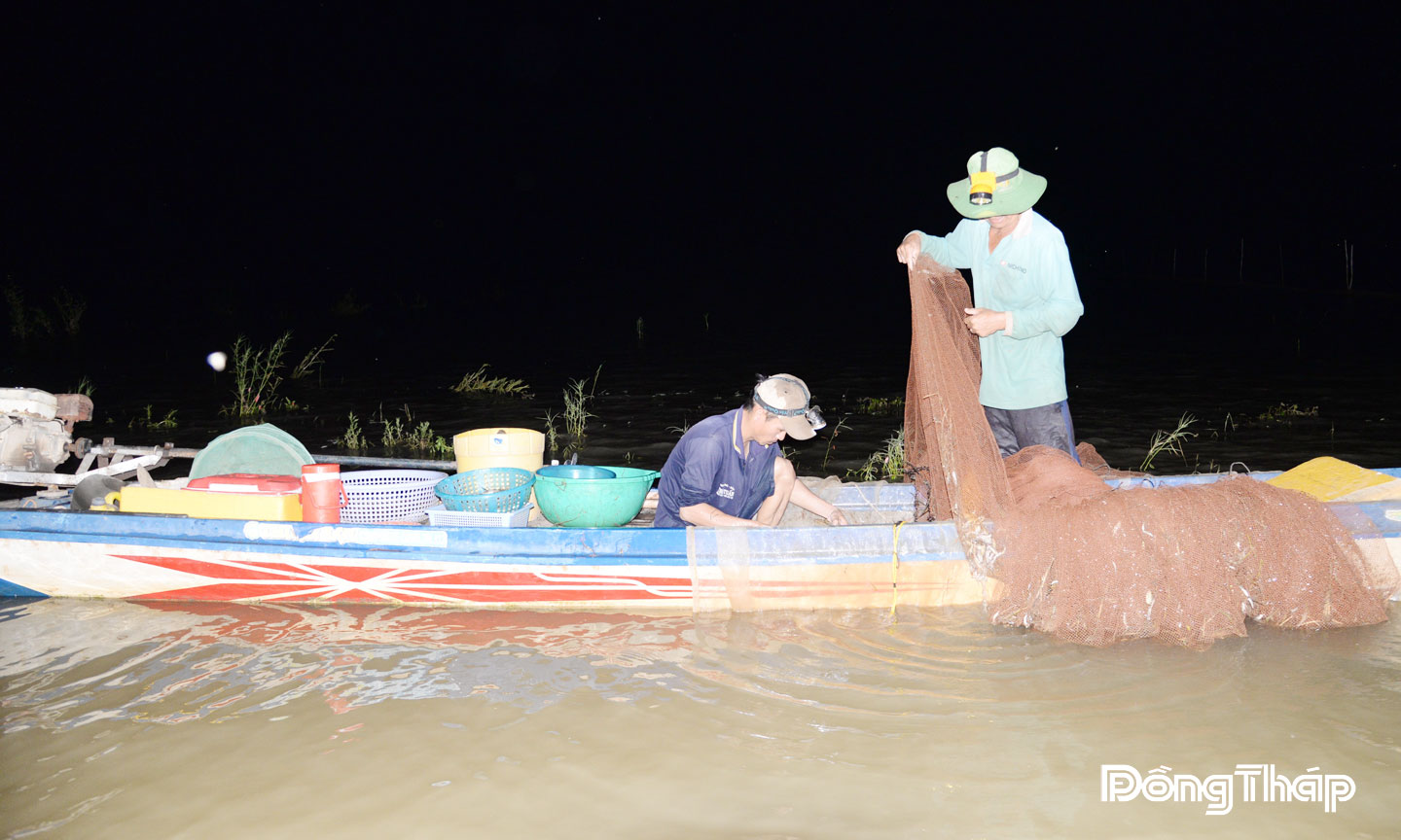 Ngư dân đánh bắt thủy sản trong đêm trên cánh đồng mùa nước nổi ở ấp Giồng Bàng, xã Thường Phước.
