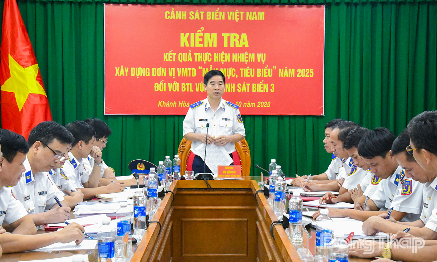 Trung tướng Bùi Quốc Oai, Bí Thư Đảng ủy, Chính ủy Cảnh sát biển phát biểu kết luận kiểm tra.