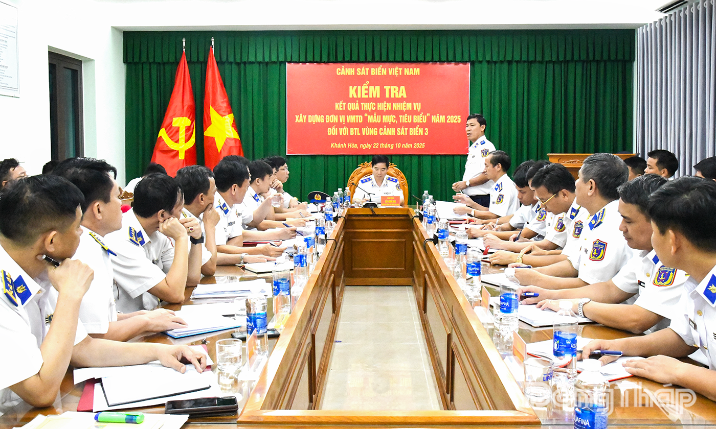 Thiếu tướng Ngô Bình Minh, Tư lệnh Vùng Cảnh sát biển 3 phát biểu tại Hội nghị.