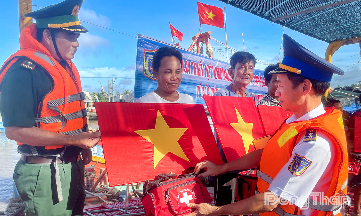 Đại tá Lê Văn Tú, Chính ủy Bộ tư lệnh Vùng Cảnh sát biển 3 trao tặng túi thuốc cho ngư dân.