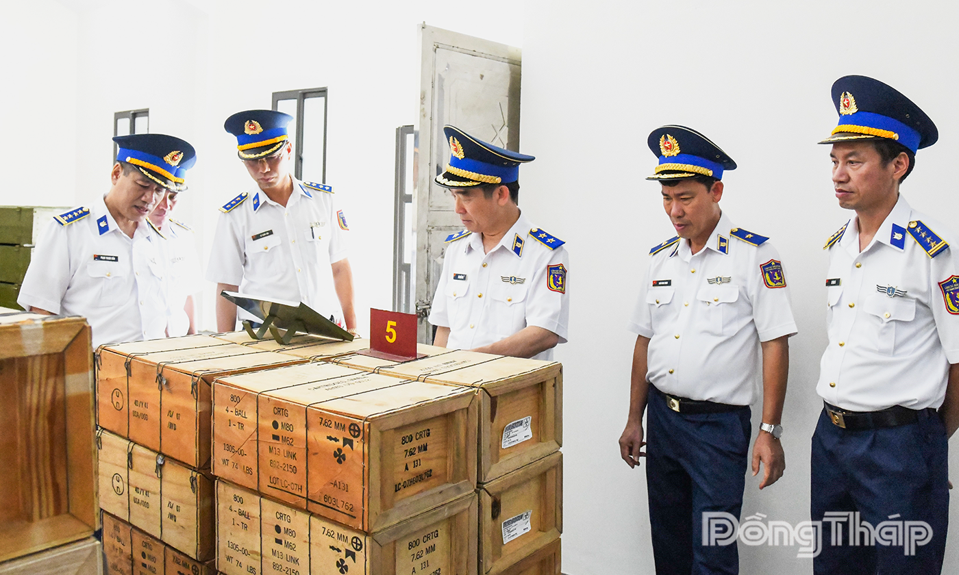 Kiểm tra công tác bảo quản đạn dược tại kho quân khí Hải đoàn 32.