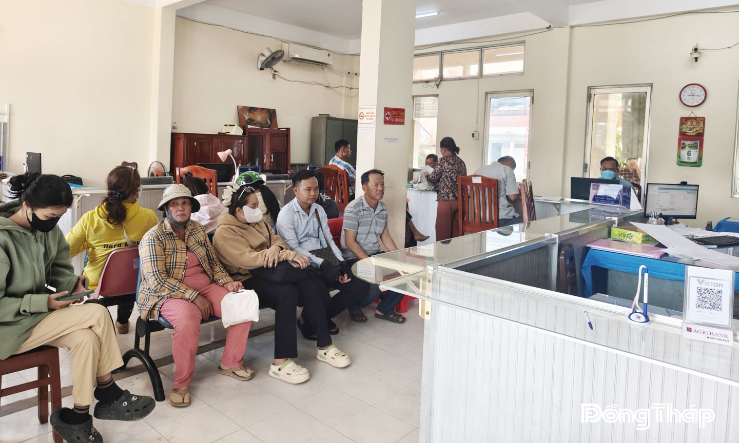 Cán bộ, công chức làm việc với thái độ thân thiện, trách nhiệm cao trong việc giải quyết các thủ tục hành chính cho người dân và doanh nghiệp.