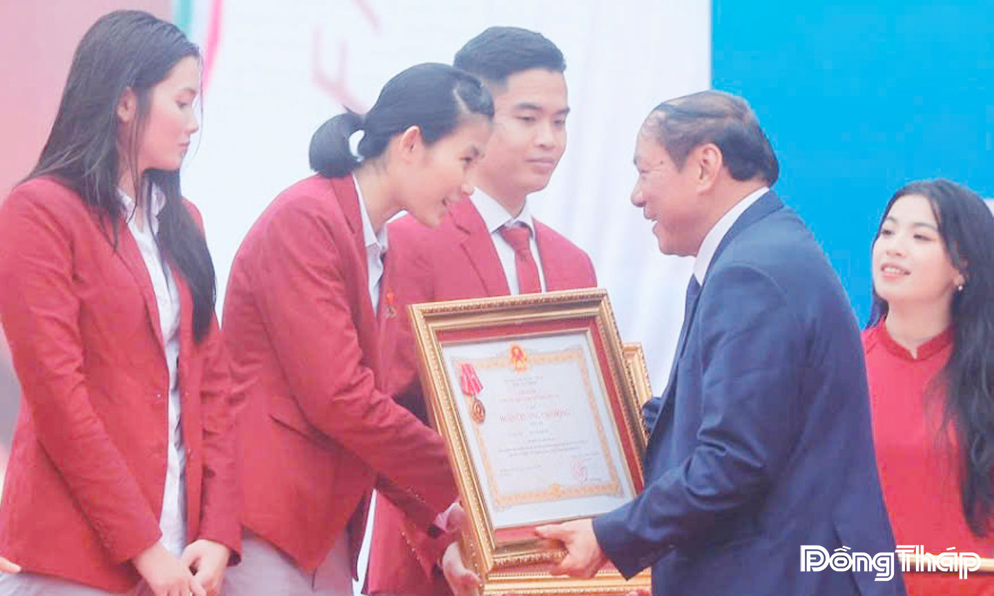 Vận động viên Trần Thị Ngọc Yến vinh dự được tặng thưởng Huân chương Lao động hạng Ba.