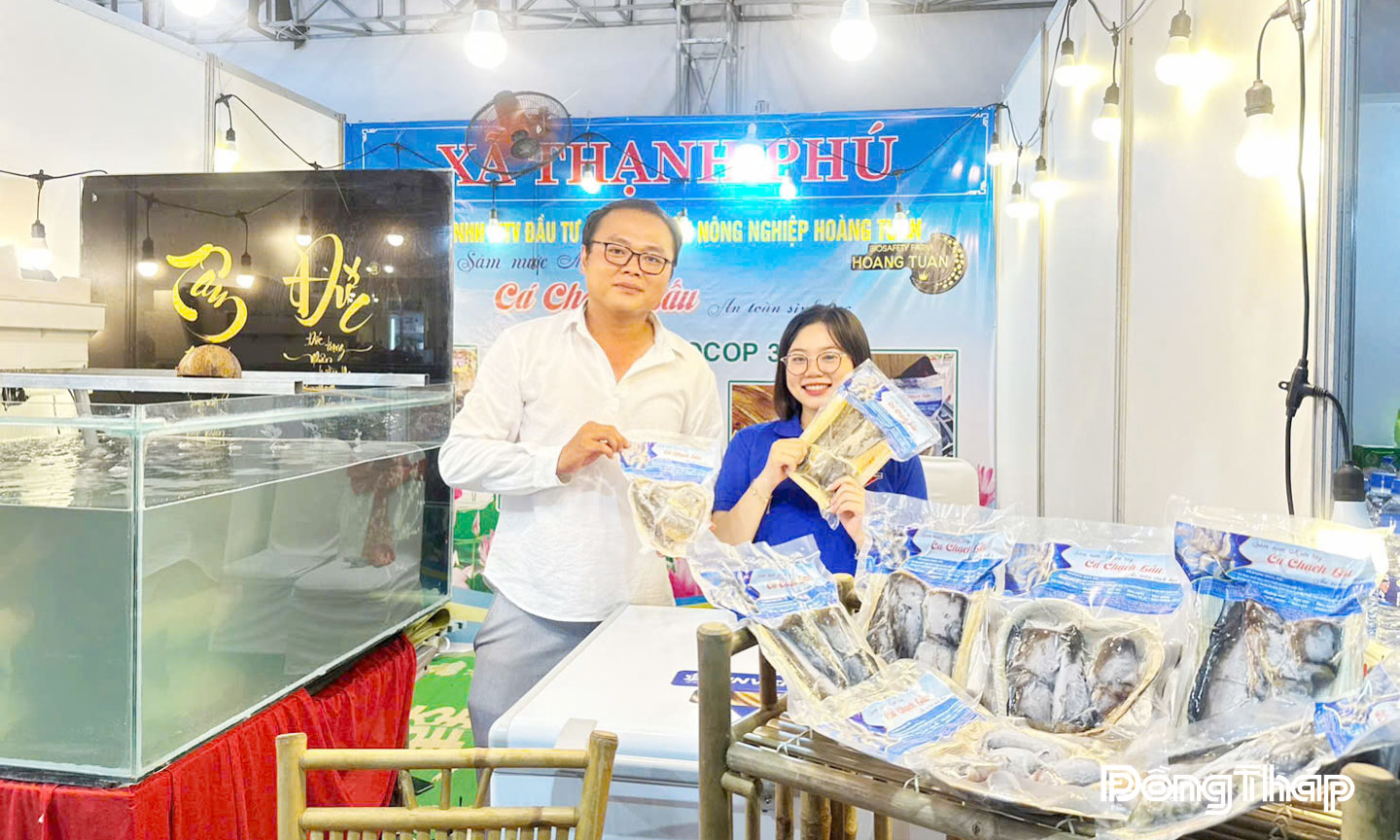 Anh Tuấn tham gia trưng bày giới thiệu sản phẩm tại Hội chợ OCOP.