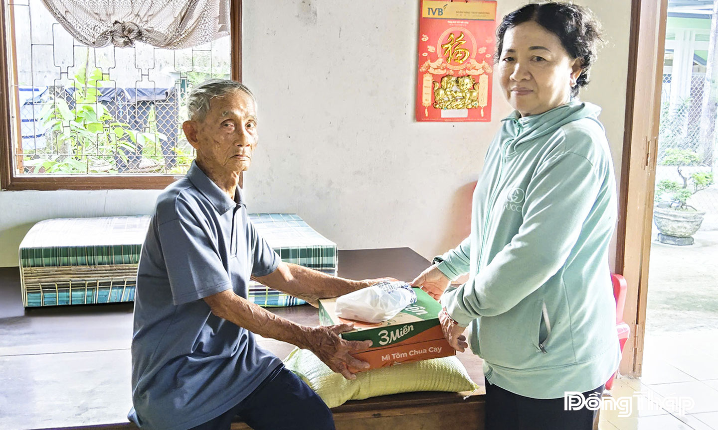Bà Ngô Thị Cúc trao tặng nhu yếu phẩm cho hội viên  người cao tuổi do cá nhân vận động các mạnh thường quân trong và ngoài địa phương đóng góp.