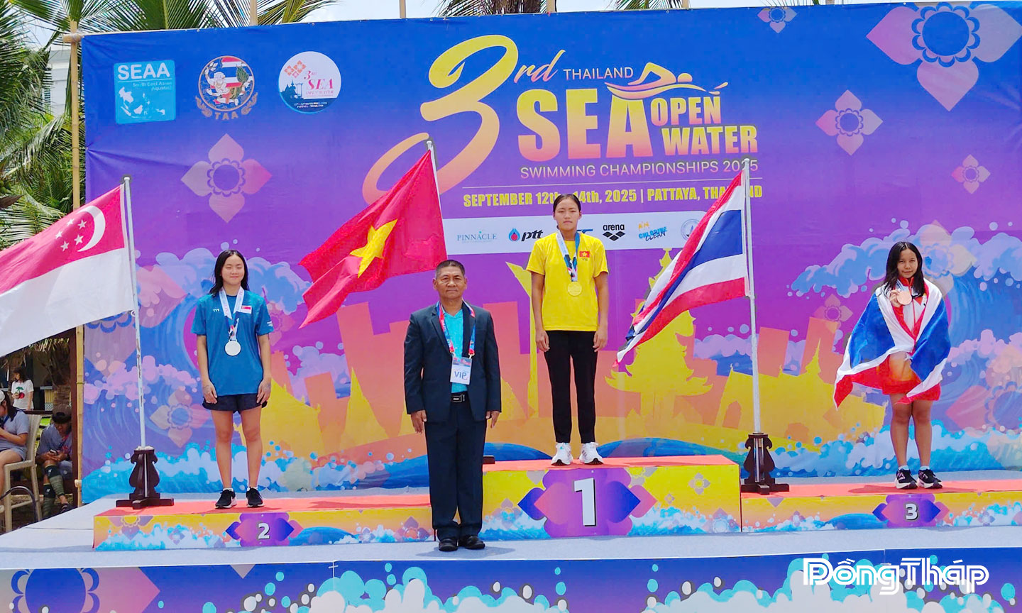 Nguyễn Ngọc Tuyết Hân đoạt Huy chương Vàng nội dung 10 km nữ Giải bơi vô địch mặt nước mở Đông Nam Á năm 2025 (bục số 1).