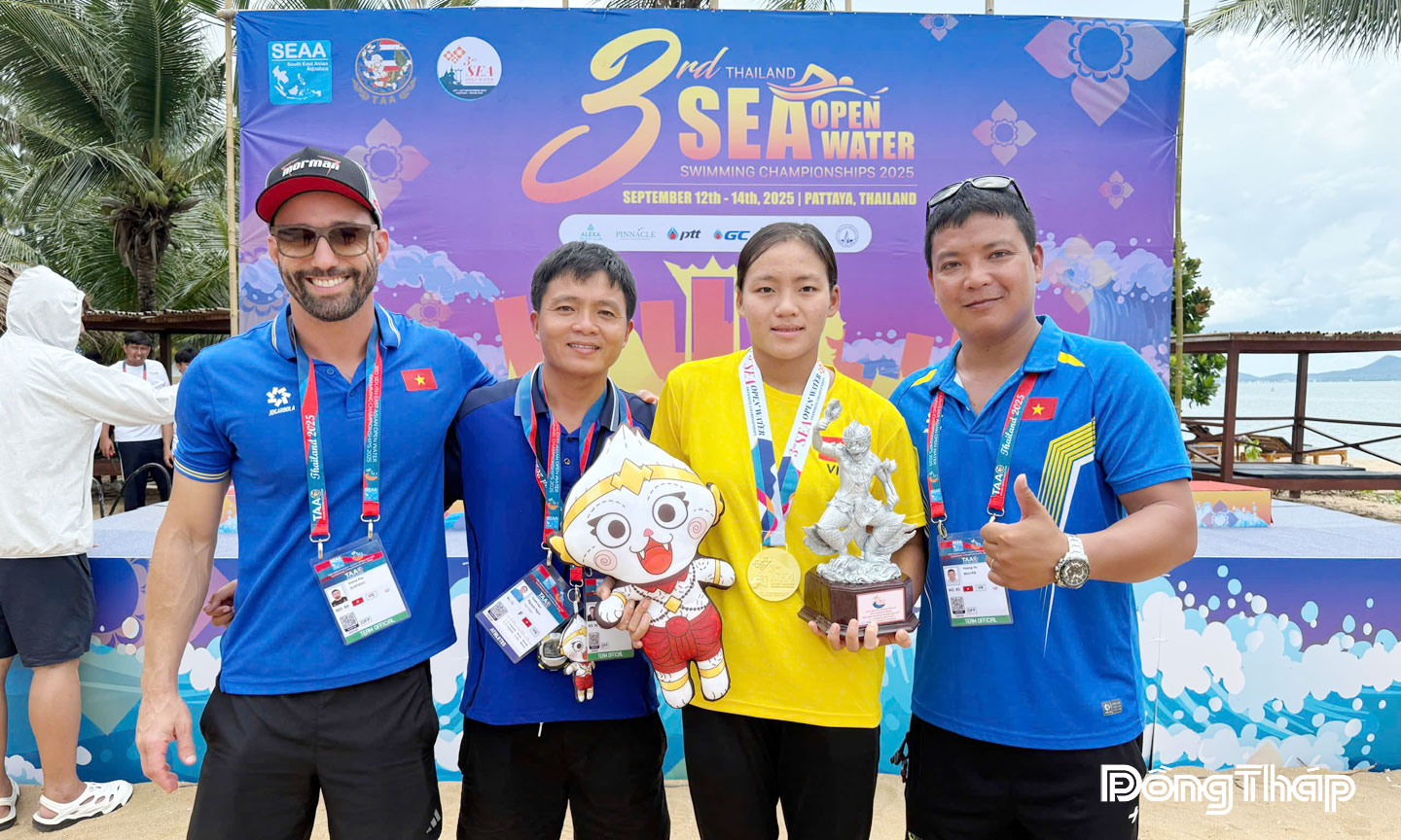 Kình ngư 16 tuổi Nguyễn Ngọc Tuyết Hân đoạt Cúp vận động viên bơi nhanh nhất toàn nhóm nữ cự ly 5 km nữ Giải bơi vô địch  mặt nước mở Đông Nam Á năm 2025 (thứ 2 từ phải sang).