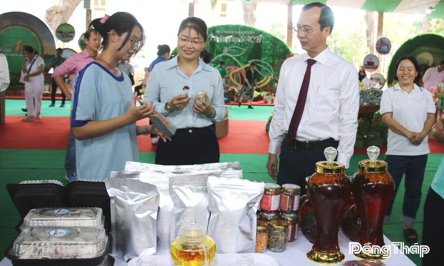 Chủ tịch UBND tỉnh Trần Trí Quang thăm gian hàng khởi nghiệp tại Chương trình Mekong Startup Forum lần II.