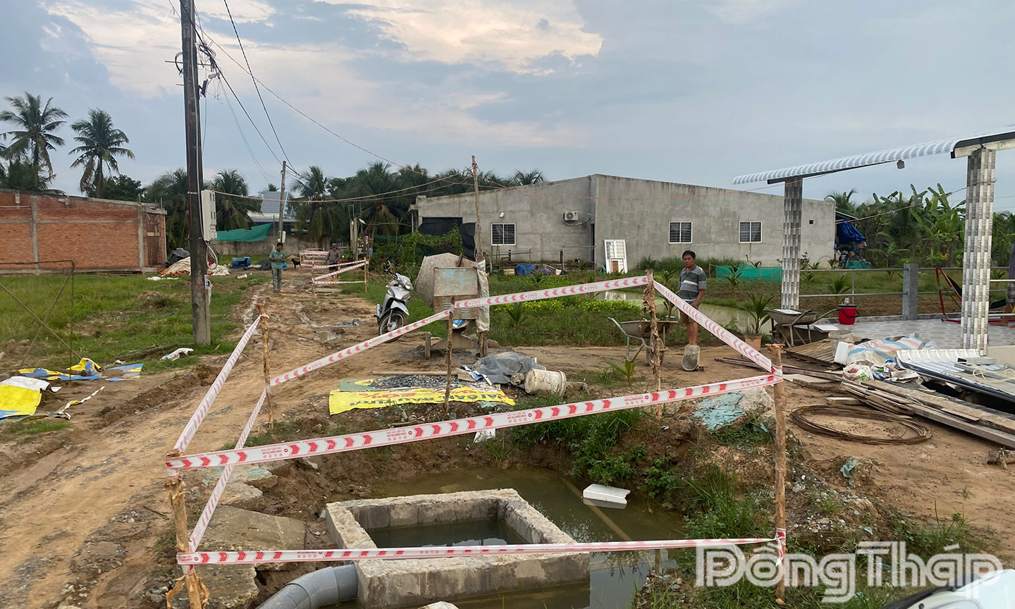 Các hố gas đã được căng dây cảnh báo.