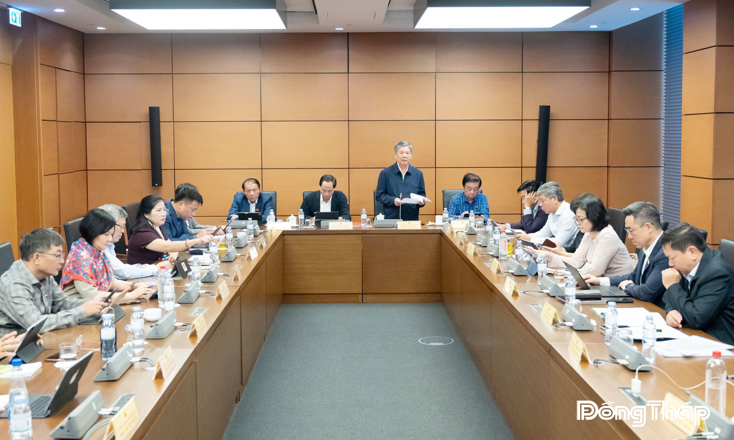 Đại biểu Ngô Chí Cường điều hành phiên thảo luận.