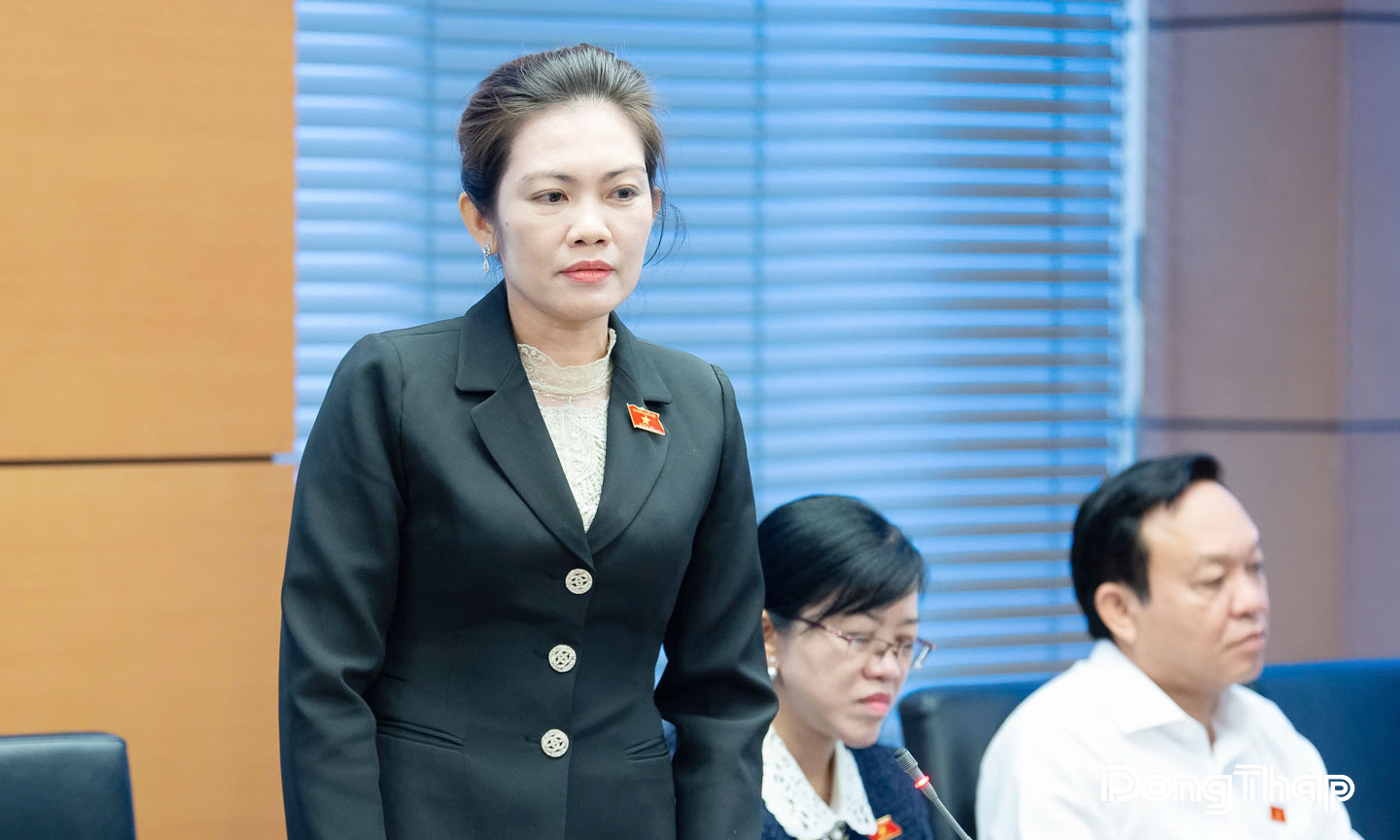 Đại biểu Nguyễn Thị Uyên Trang phát biểu thảo luận tại tổ.