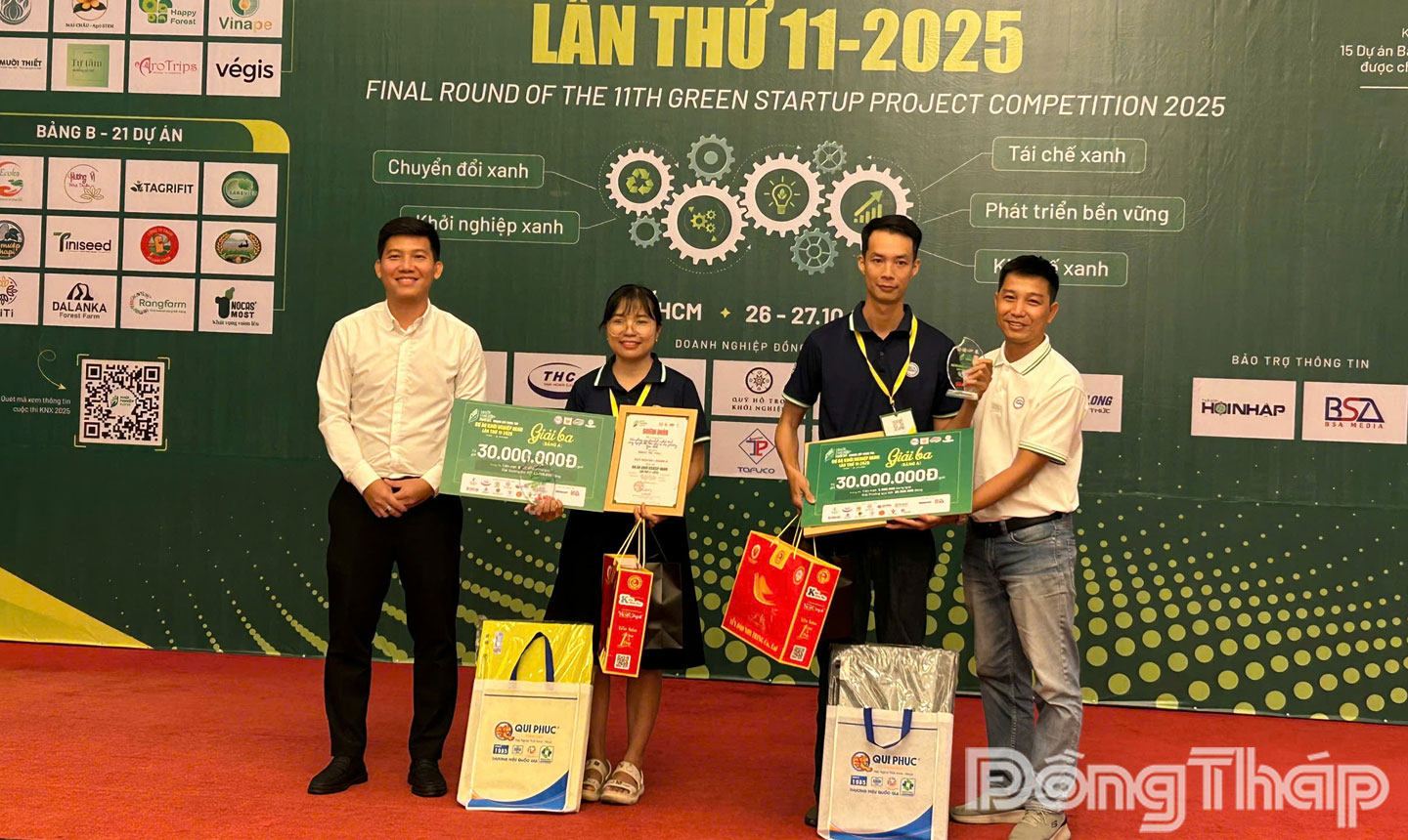 Ban Tổ chức cuộc thi trao giải Ba cho Dự án Matcha sen Đồng Tháp- Ứng dụng công nghệ sinh học cho đặc sản vùng miền của nhóm tác giả Trần Quảng Minh, Võ Phương Thảo (đứng thứ 2 từ bên phải) của tỉnh Đồng Tháp.