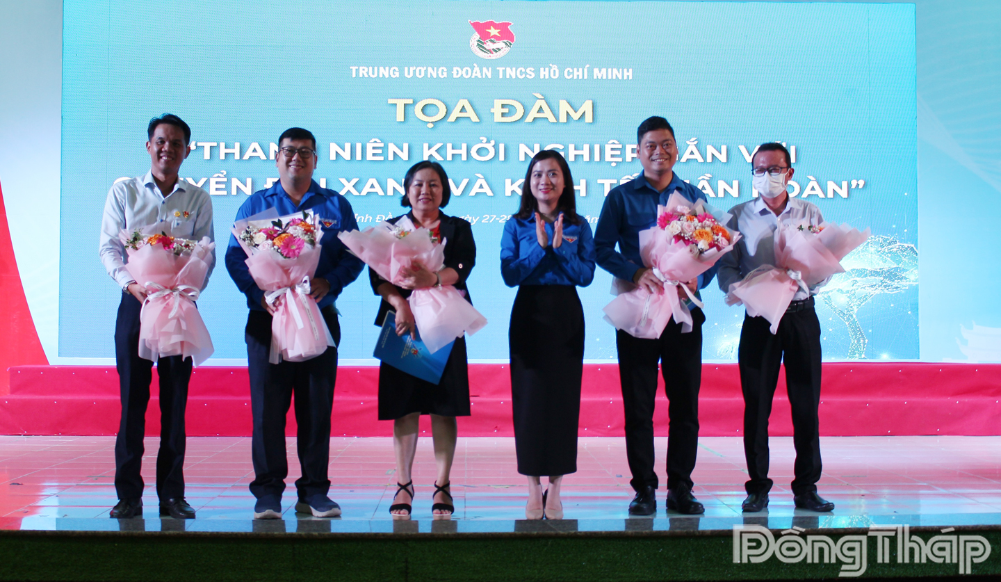 Chị Nguyễn Lưu Trà My, Ủy viên Ban Chấp hành Trung ương Đoàn, Phó trưởng ban Công tác thanh thiếu nhi, Phó Chủ tịch Hội Doanh nhân trẻ Việt Nam tặng hoa các vị khách mời tham gia giao lưu tại Chương trình tọà đàm.