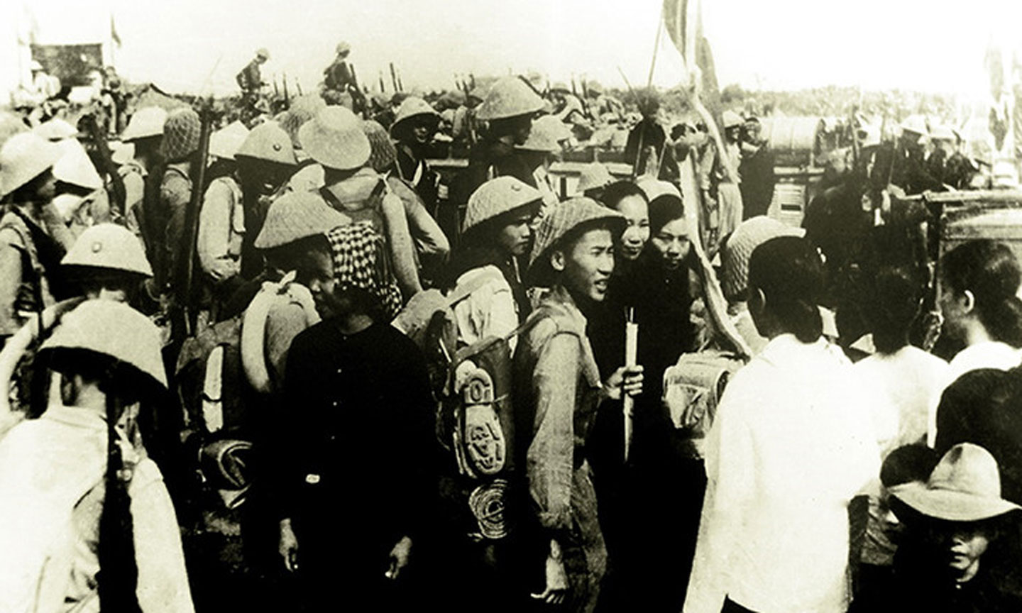 Nhân dân đưa tiễn bộ đội xuống tàu tập kết ra Bắc năm 1954 (bến sông trước Dinh Quận Cao Lãnh). Ảnh: Bảo tàng tỉnh Đồng Tháp